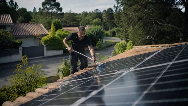 Comment maintenir vos panneaux solaires dans les Landes pour un rendement optimal